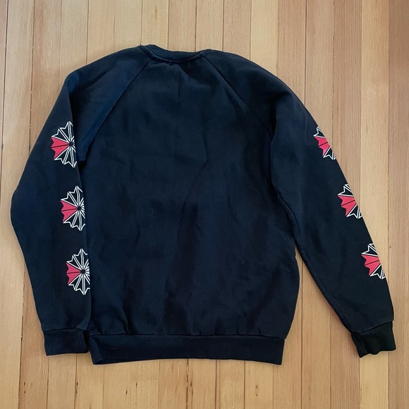 Reebok Classic boys black sweatshirt with red designs on sleeves size XL - Picture 2 of 3